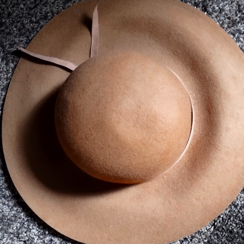 Felted hat in camel